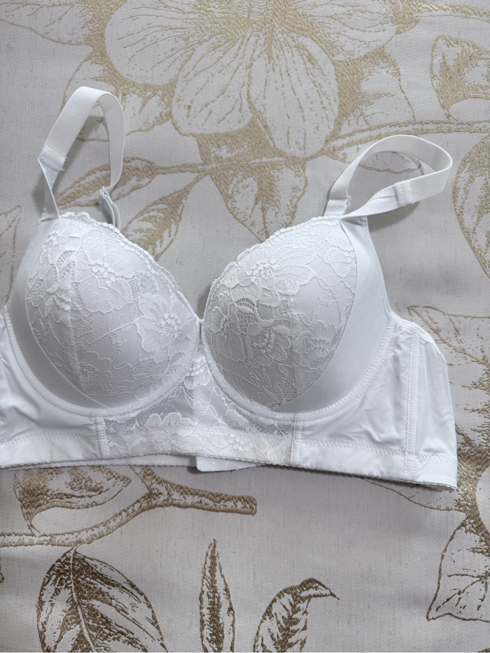 White Lace Underwire Bra with Supportive Cups 40 C.